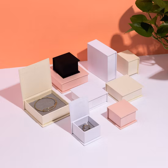 9*9*3.5 センチメートルホワイト高級フリップ磁気ジュエリーボックス段ボールブレスレットリングイヤリングネックレスジュエリーボックスロゴ付き